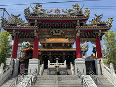 こちらは「横浜関帝廟」
三国志で有名な武将、関羽を祀った霊廟です。

門の上にはひときわ存在感のある龍の飾りが。
武将にふさわしい、かっこいい門ですね。

★横浜関帝廟
https://yokohama-kanteibyo.com/