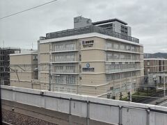 台風21号から変わった低気圧の影響で一時小倉～博多の新幹線が運転見合わせましたが、乗った新幹線は問題なく走行。
異変が起きたのは新大阪出発して30分後の9:24でした。
通過するはずの姫路駅手前で停車。
広島地区の大雨で運転見合わせとのこと。
姫路駅手前で30分停車し9:55運転再開。