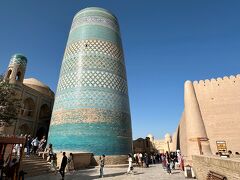 圧倒的存在感を放つのは《カルタ・ミノル》

「ムハンマド・アミン・ハン・メドレセ」付属の未完のミナレットです。

1852年に着工も、1855年にハン(＝王)が急死し、26ｍの高さで建設が中断されたままになっています。

今の姿でも十分大きくて立派ですが、当初はイスラム世界で最も高い70～80ｍになる予定だったそうで、カルタとは”短い”という意味なのだとか。