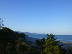 歩道橋を渡って、七里御浜へ向かいます。