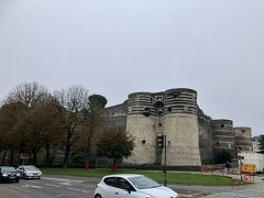 そして隣あたりにアンジェ城の城壁。アンジェ城の観光は明日に回して街歩きをします。