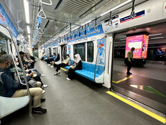 【ジャカルタの地下鉄、初体験】

マスクはしていたが、微笑んでいる表情が目から見て取れる...空港に到着して、ここまで既に何人ものインドネシア人に接触したのだが、「インドネシア人は笑顔が以前よりも増えた」気がする...


写真：時間が時間なのでガラガラだが、朝夕の通勤期は恐らく混雑しているのかもね...