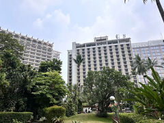 【ジャカルタの地下鉄、初体験】

さて、宿泊中の「スルタンホテル（元ヒルトン）」からJL.スディルマンに歩いて出てみる。