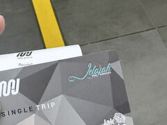 【ジャカルタの地下鉄、初体験】

この入口のところで、モトバイクの運ちゃん達が待ち構えていたのだが無視（強烈に手を振ってアピールしてきたのだが...）。

さて、地下鉄の入口から階段を下の方に降りていくと...


写真：毎回切符を買うのでは無く、マルチプルなICカードを購入して、お金をチャージして行く方式らしい。カード代が25,000RP（約250円）...だった。このカードは、バス、高速道路、ガスタンド、駐車場、（提携している）レストラン、スーパーでも利用する事ができるんだそー。