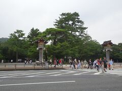 お参りに行く人、お参りを終えた人、入り乱れてます。