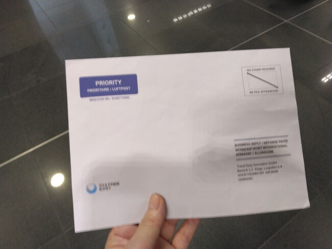 さて最後のミッションは付加価値税の免税手続き、このところヨーロッパで高い買い物はしなかったけれど、ドイツは１つの店にて50ユーロ以上とハードルが低い。<br />10％ほど戻ってくるのでやらない手はない。<br /><br />今までは空港でレシートにスタンプをもらって、側のポストに投函で良かったのだが、フェイラー本店で貰った封筒の免税代行会社のポストないんですけど！<br />帰国してからこの写真をグーグル翻訳すると(なんでその場でしなかった？疲れてたのねえ)、投函不要、国際便優先と出てくる。<br />投函しちゃダメだったのかしら？<br />