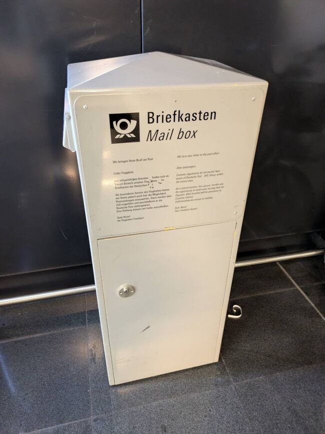 色々と探しまくるが免税ポストらしいものがない、ウロウロしまくり第一ターミナルまで行ってしまい、もう一度保安検査場を通るまでやってしまい、かなり時間をロスする。<br />色々な人に聞くが明確な答えが得られない、そもそも封筒をしっかり見てくれないんだよなあ…語彙力もあるだろうけれど、日本みたいに親身になって考えてくれるといったおもてなし文化はない。<br />全ては自己責任なんですね、事前にもっと調べとけって事ね。<br /><br />最後には普通のポストでいいやと思いつつ投函してしまったけれど、未だ返金は無し…こんなに複雑なの初めてです。<br />どうすれば良かったんだ～(´;ω;｀)<br /><br />追記、<br />12月のクレジット利用明細の戻りに19円戻ってくると記載がありました。<br />19円？9000円使ってわずか19円？いくら円安が進行しているとはいえ、10％戻るはずでしょ？ <br />今までこんなに少ない返金ってなかったですよ。絶対に手数料掛かるようになってますね。<br />やり方は間違ってなかったようですが、労力を考えると少ない返金額の場合は、やるだけ無駄な気がしました。