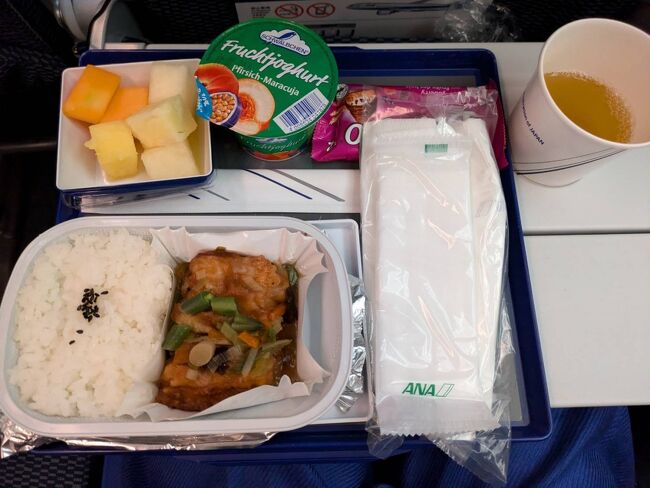 二回目の機内食、好きなものだけ食べて流す。<br />何もせずに食べられる、有難いことです。