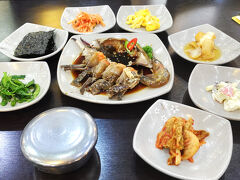 ２日目夕食【ハムチョカンジャンケジャン】
ワタリガニ1杯と海老1尾がメインのお皿にのっていました。
カニの足に詰まった身を押し出しながらしゃぶりついた後は、ごはんと混ぜて海苔と一緒においしくいただきました。
1人前40,000ｗ