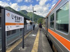 伊勢奥津駅に到着。10人弱の下車がありました。