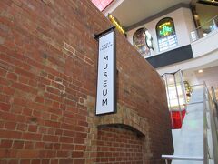 かつての工場時代について学ぶことのできる博物館がある、とのことで行ってみたのですが、看板はあるものの博物館の入り口らしきものはどこにもなく、しばし塔の周りをうろうろ。