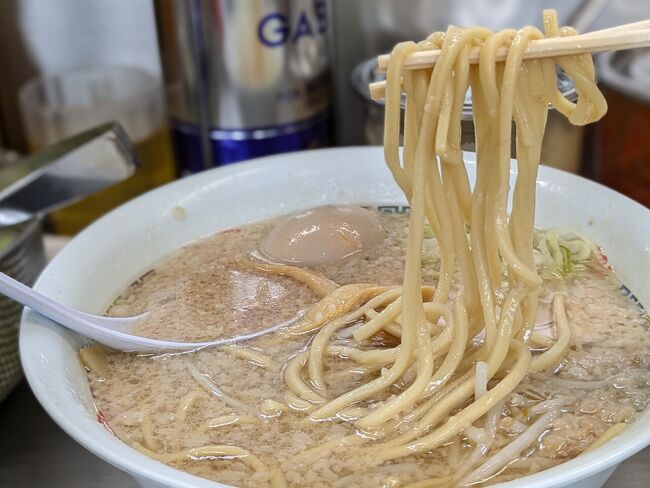 ワシワシ行ける自家製中太麺が嬉しい。