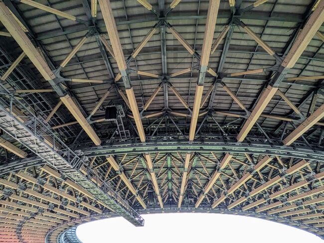 国立競技場はザハ案が白紙撤回されて、木々を活用した隈研吾氏のコンセプトが採用されたけど、個人的には田根剛氏の古墳スタジアム案が良かったな。