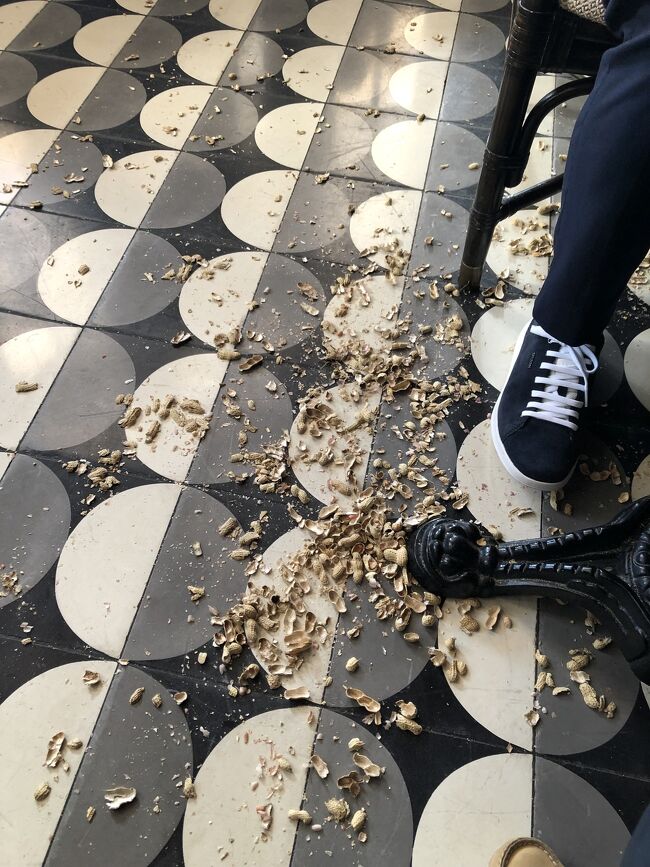 落花生の燻製だと思いますが大変美味しいです。そして殻は床に捨てる決まり。ラッフルズブティックでお土産に購入することも可能です。