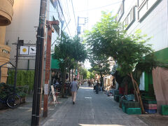 商店街を抜けて行き