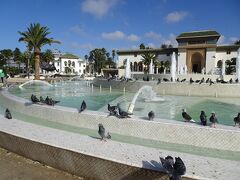 空港を出発してから５０分、モハメッド5世広場に到着です。
ここでは写真撮影のみ。
大きな噴水がある広場で、ビックリするほどのたくさんの鳩が飛び交って、地元の子供たちがはしゃいでいました。