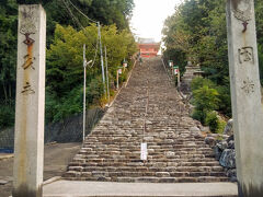 高台にあって長い階段が気になっていた伊佐爾波神社。