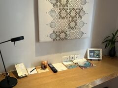 ホテル到着。机があるホテルって便利。