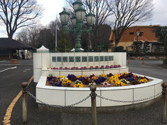 徒歩で、近隣のチェックポイントである植物園に行きました。
正面入口前の広場に「五燈用門柱燈」という独特なオブジェがありました。
園内には大きいカラフルな遊具や、園内を走るミニ鉄道の線路があります。
