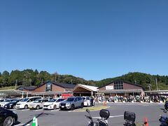 道の駅の手前の駐車場に入れたら、少し待っただけで停められた
道の駅の駐車場は、案の定満車で入れてもらえてなかった