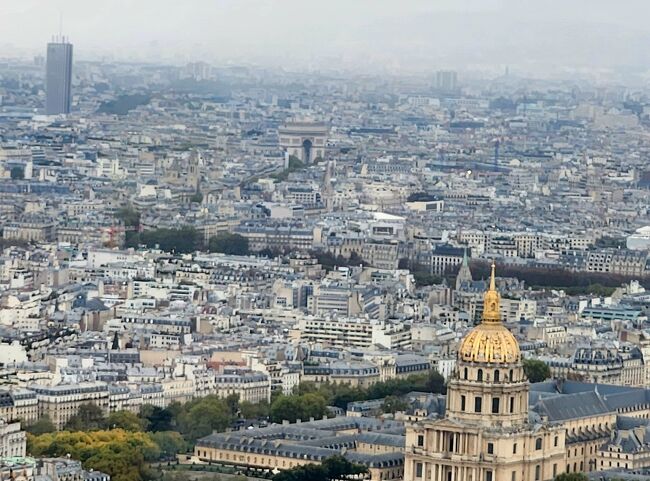 私達のホテル向かいにある高層ホテルの『ハイアットリージェンシー』中央に『凱旋門』手前に『アンヴァリッド』が見えます。