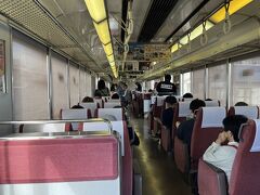 前2両はロングシートでしたが後ろ4両は5200系でした。ただ相席しか空いておらず座れません。