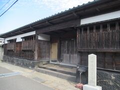 平安橋近くに敷地と長屋門が残っています。民政・兵制の刷新や文武の奨励に尽力し、萩藩が明治維新で活躍する基礎を築いた人物で、藩政に携わった25年間住んでいた旧宅跡です。長屋門は長さ15mほどで、格子の出窓が3カ所造られています。近くには村田清風翁景仰之碑と刻まれた碑も建っています。