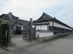 指月公園入口近くに建つ、萩に残る最も大きな武家屋敷です。1856年に建てられた、長さ51mほどの建物で、格子窓が6カ所、出格子が5カ所設置されています。