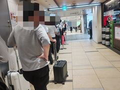 新幹線に乗る前に、最後の大阪グルメ！！ということで蓬莱の豚まんを購入すべく、我々にしては珍しく列に並びます。
結構新幹線の時間までギリギリだったのですが、配送するかどうかをレジ前で悩み始めるおじちゃんとかいて、冷や冷やものでした…