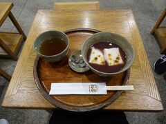 迷ったけれど、伊勢でどうしても食べたい！と思っていた赤福ぜんざい。内宮前のお店でいただきました。
付け合わせの汐吹昆布は、おかげ横丁の酒徳昆布で購入できました。
(赤福とは関係なく、塩昆布をお土産にしようと思っていたところ、販売店に行き当たりました)