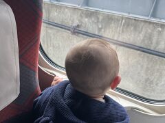 東京駅で駅弁を買って、8:33発の新幹線で出発！
初めての北陸新幹線！荷物置き場が無料で使えるの嬉しいですね～
一番後ろの席を取ったので、座席裏にベビーカーも収納できて広々座れました。

外に興味津々の息子。

息子は離乳食を食べたら静かに眠ってくれました！感動～～