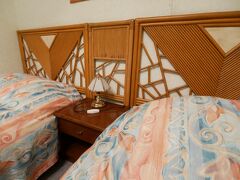 ペンションの1階は食堂とトイレで、2階が客室。
お部屋の写真あまり撮ってなくてベッドのみです。

共用部分に電子レンジと数人が座れる机と椅子がありました。
お茶セット(ポットやティーバッグなど)は置かれていなくて、相談したらポットと緑茶の急須を1階の食堂に用意してくれたので、自分で部屋まで持ってあがってひと息つきます。

山の中だから夜は冷えるか心配だったし実際冷えてたんですが、部屋の灯油ストーブをつけて暖まりました。
