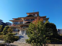 急坂を登りきり、ブリリア内に入ると。
最初のポイント　旧東伏見邦英伯爵別邸（貴賓館）。
横浜プリンスホテルの貴賓館として使われたこともあったそう。