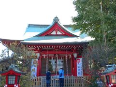 5番目のポイント　岡村天満宮。
源頼朝の家臣たちが京都の北野天満宮より勧請して創建。
なでるとご利益のある撫で牛像を、なでなで。