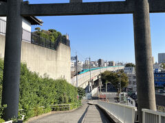 赤羽駅からまずは赤羽八幡神社に御朱印散歩。

鳥居から新幹線が見えます。

詳しくは→秋の東京をぶらぶら11月（作成中）