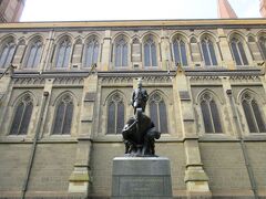 ランチ終了後、いったんホテルに戻り、トラムに乗ってCity Square駅へ。

近所のセントポール大聖堂を見学。
聖堂前には、西洋人としてはじめてオーストラリアを周回し、海図を作製したとされるCaptain Matthew Flindersの銅像がありました。

おや、よく見ると頭の上に何か止まっているような。。。