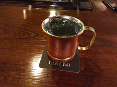 ドリンクチケットを使ってセラーバーでジントニック。