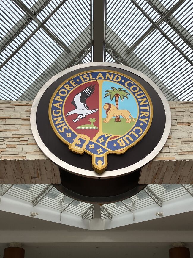 1963年、The Royal Singapore Golf Club（原則、外国人はメンバーになれず）とThe Island Club（外国人メンバーを認めていた）の合併により誕生。したがって、二つのクラブのロゴが半分ずつデザインされている。セントーサは会員だけのゴルフ施設であるのに対して、SICCはプール、テニスコートが併設されていて家族だけでの利用も可能であり、両方の会員になっているシンガポール人も多い。