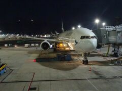 18:51、香港着陸。外はもう真っ暗。