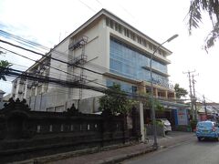 空港から徒歩10分強で、15:50ホテルに到着。プールもあってまぁまぁ綺麗。