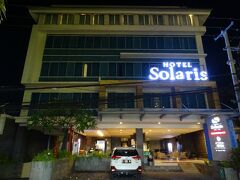 4:50起床、5:10チェックアウト。外は真っ暗。