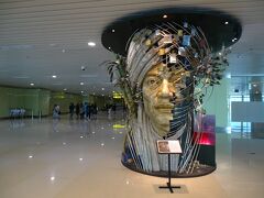 ターミナル内にあったオブジェ。
インドネシアというよりも中東感が凄い！