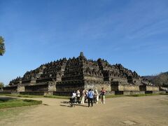 いよいよ遺跡へ！
ずっと憧れ続けていた世界遺産であるボロブドゥール寺院、その雄姿が目の前に！！