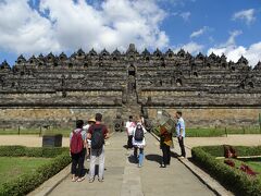 階段を登りきると最下部の基壇の一辺が123mにも及ぶ、その巨大な遺跡が全景を現す。
レリーフに囲まれた下の4壇は正方形で、ストゥーパーのある上の3壇は円形。