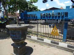 今日は昨日より暑いので、バスターミナルまで移動したいのでタクシーを呼んでほしいというと1.5万ルピア≒150円でバイクで送ってあげるということで、フロントの兄ちゃんがバイクで送ってくれた。小さいとはいえスーツケースをどうするのかと思ったが、足を乗せる部分に半分乗せ、後は足で抑えていた。