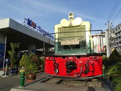 外へ出ると割と涼しい。まずは明日の下見も兼ねて駅へ。チケットがないと駅構内には入れない非ヨーロッパ式だった。