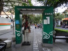 踏切を超えてしばらく行くと、その道がそのままジョグジャカルタのメインストリートであるマリオボロ通りになる。