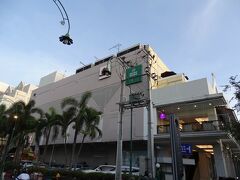 そのガジュマルの木の南側にショッピングモールがある。