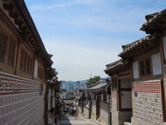 まずは北村韓屋村へ。
以前も来ているものの、忘れているので。
観光客たくさん。