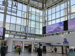 ソウル駅で荷物を預けて空港までAREXで。
駅には14時過ぎ。
AREXの預けるところは下のほうで遠い・・・。
3人分で2819円。KLOOKで予約して買いました。
楽ちん。